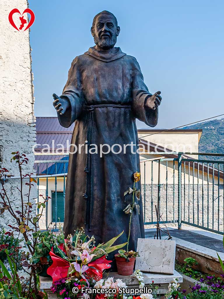 Monumento a Padre Bernardino Otranto a Cropalati (CS) Monumento a Padre Bernardino Otranto a Cropalati (CS)