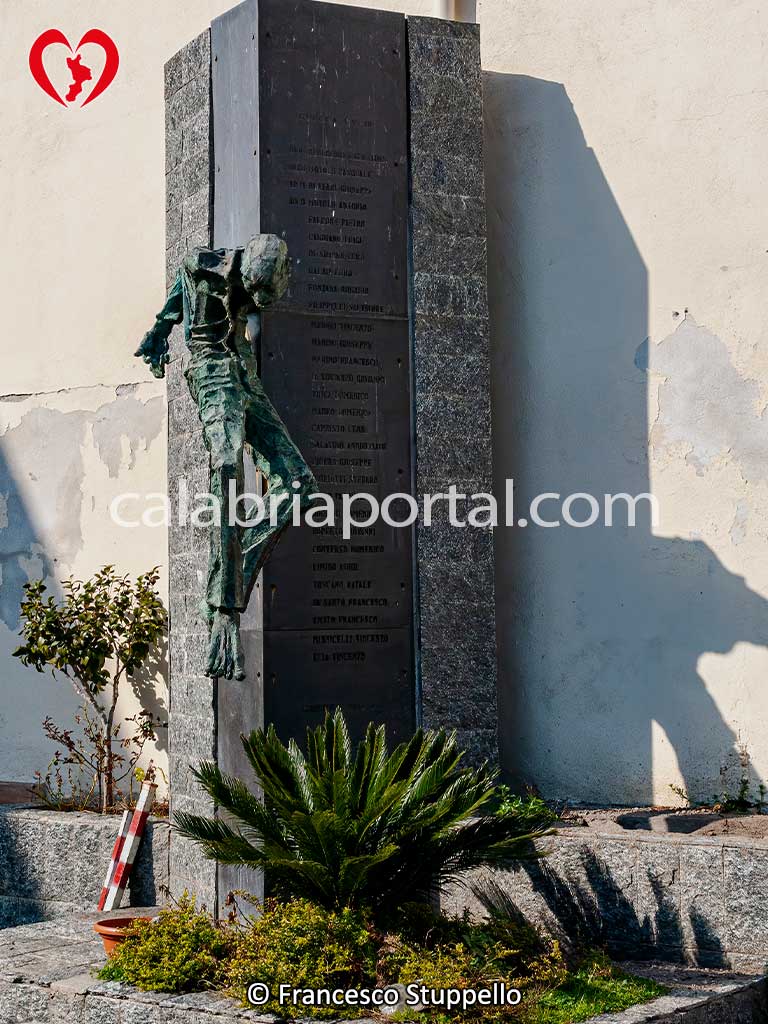 Monumento ai Caduti per la Patria di Cropalati (CS) Monumento ai Caduti per la Patria di Cropalati (CS)