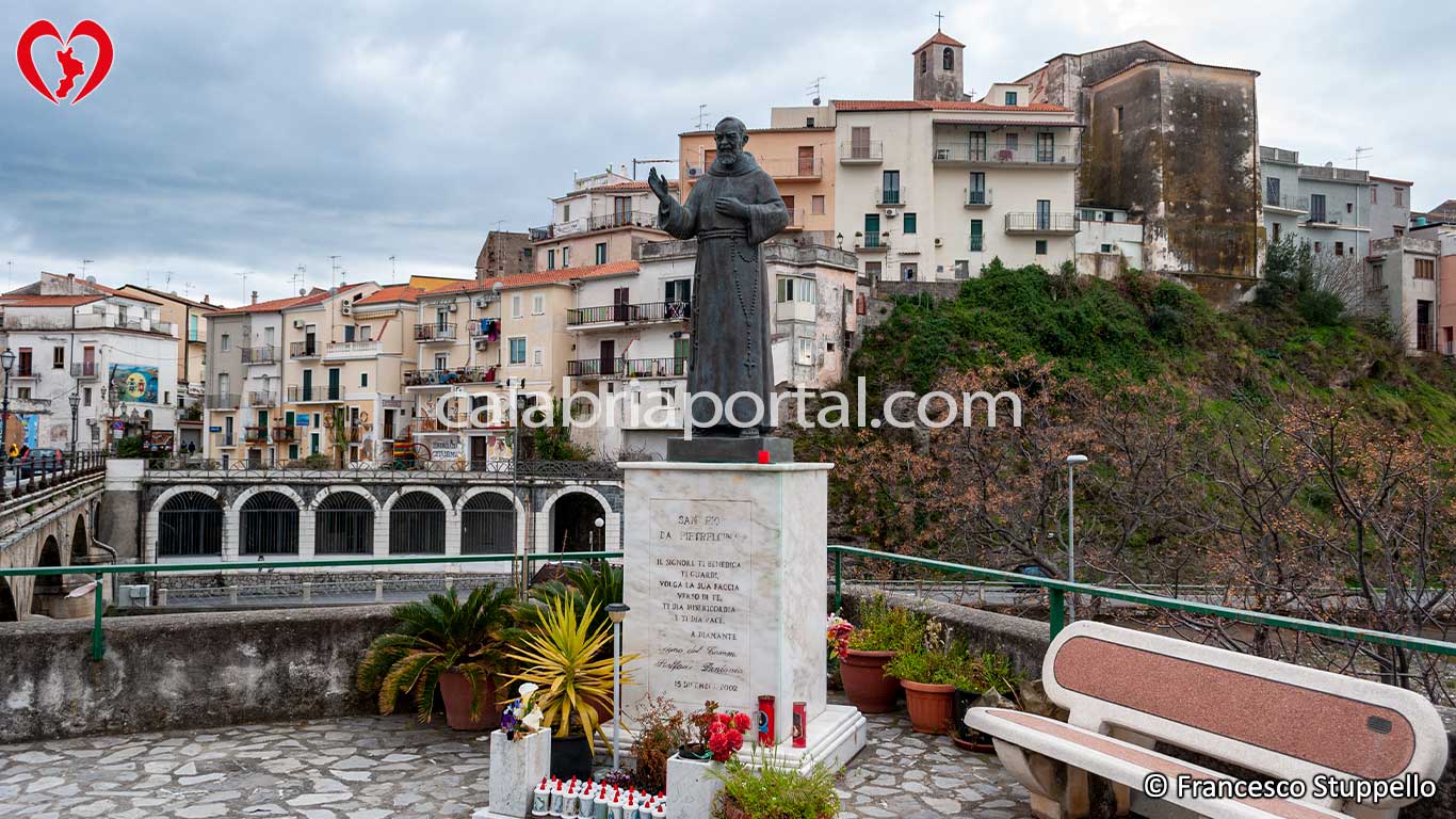 Monumento a San Pio da Pietrelcina a Diamante (CS) Monumento a San Pio da Pietrelcina a Diamante (CS)
