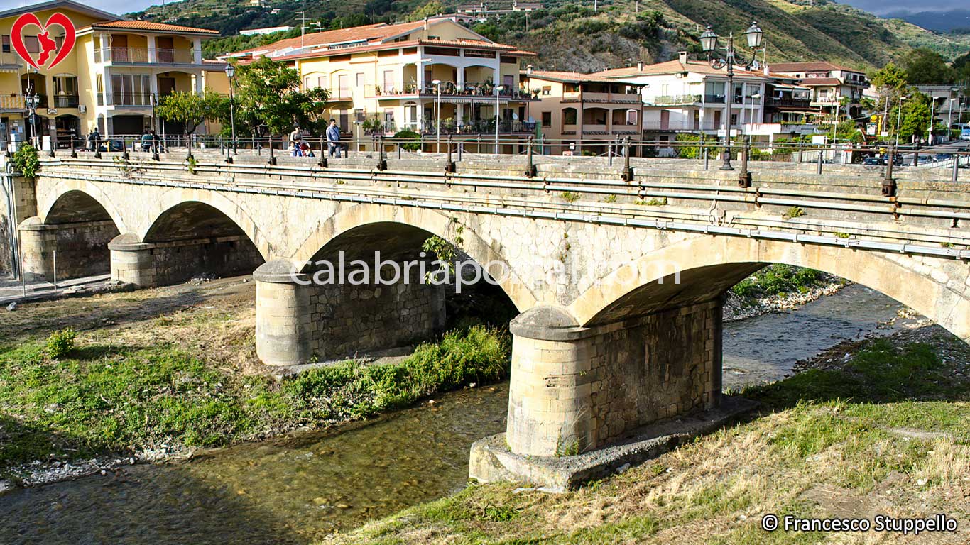 Ponte sul Fiume Corvino a Diamante (CS) Ponte sul Fiume Corvino a Diamante (CS)