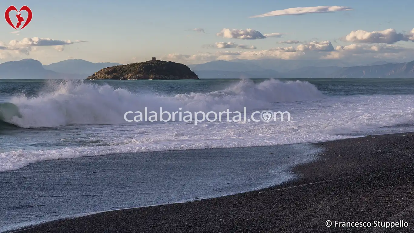 L'Isola di Cirella vista dalla Spiaggia Nord a Diamante L'Isola di Cirella vista dalla Spiaggia Nord a Diamante