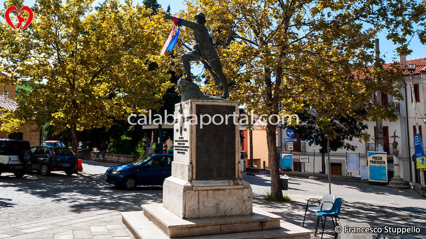 Monumento ai Caduti per la Patria di Dipignano (CS) Monumento ai Caduti per la Patria di Dipignano (CS)