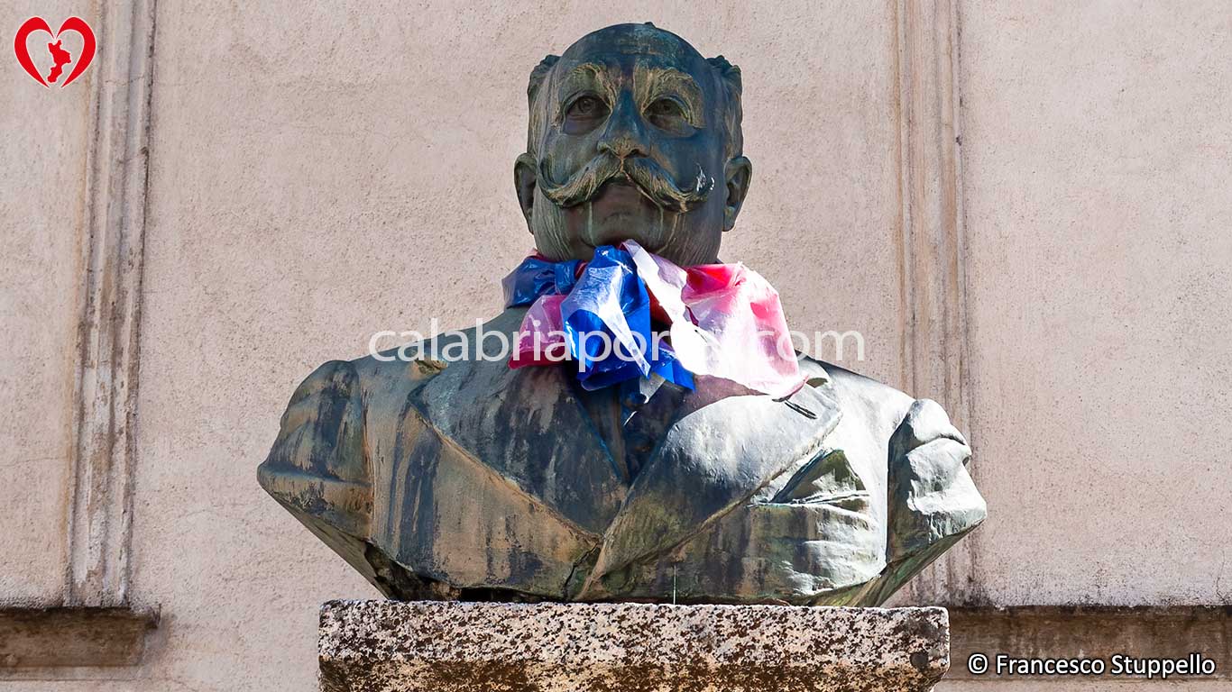 Monumento al Senatore Francesco Mele a Dipignano (CS) Monumento al Senatore Francesco Mele a Dipignano (CS)