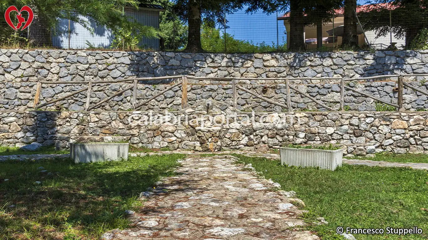Scorcio della Fontana delle Due Fonti a Potame Scorcio della Fontana delle Due Fonti a Potame