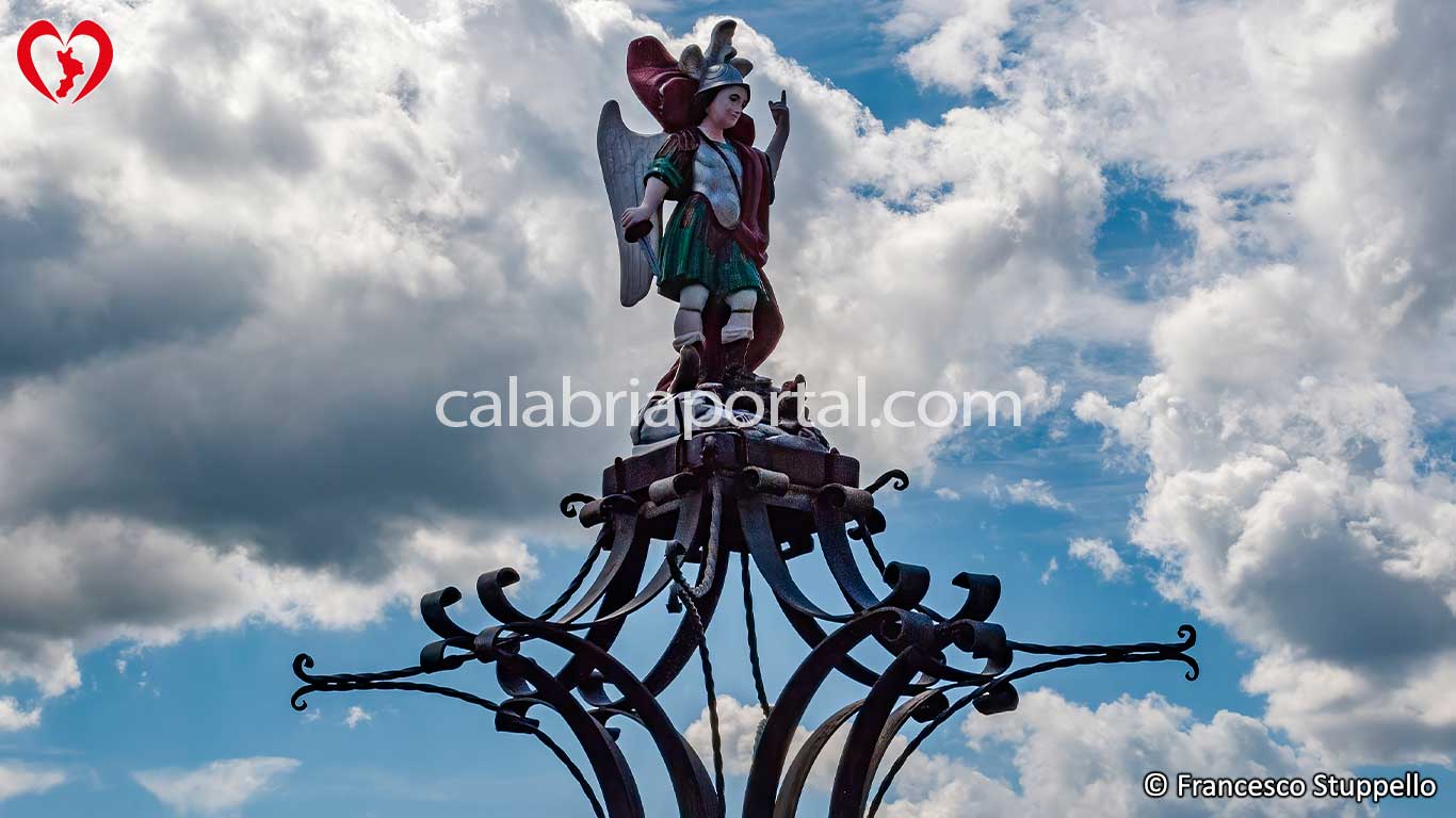 Statua di San Michele Arcangelo a Donnici Inferiore (CS) Statua di San Michele Arcangelo a Donnici Inferiore (CS)