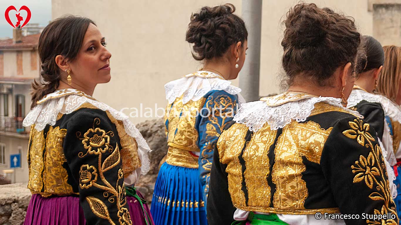 Costume Tradizionale Arbëreshë di Ejanina di Frascineto (CS) Costume Tradizionale Arbëreshë di Ejanina di Frascineto (CS)