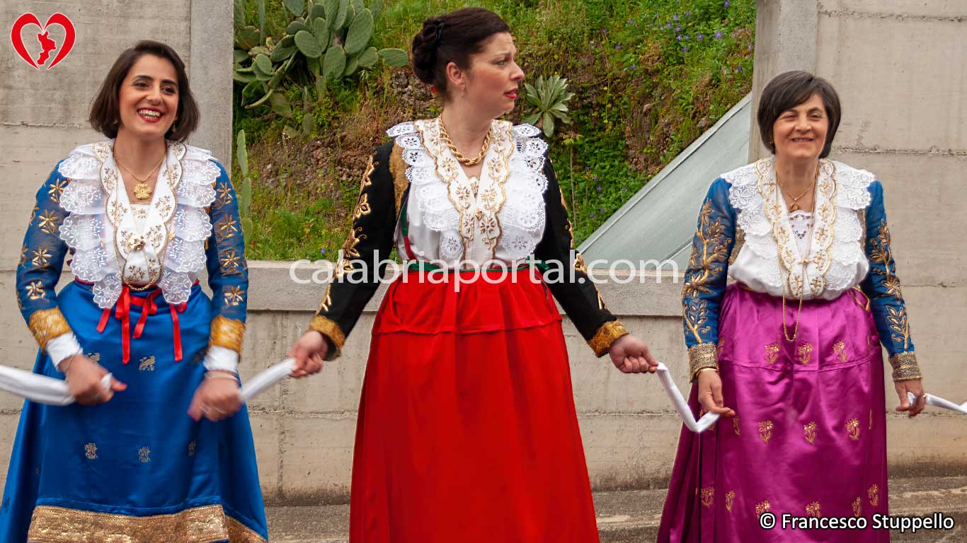 Costume Tradizionale Arbëreshë di Ejanina di Frascineto (CS) Costume Tradizionale Arbëreshë di Ejanina di Frascineto (CS)
