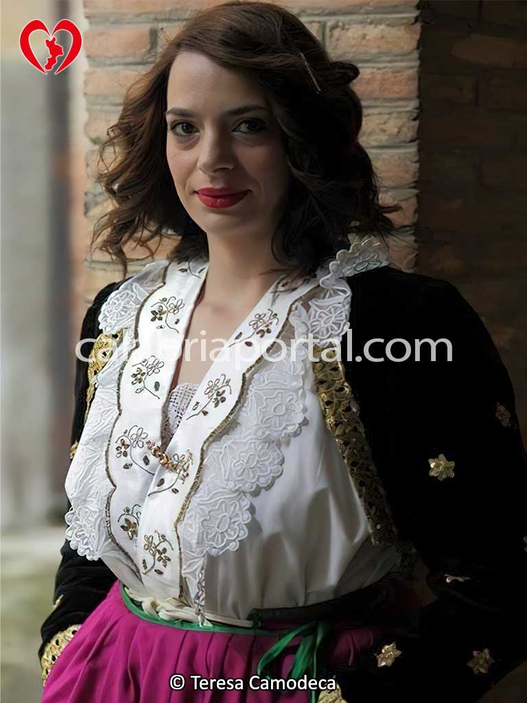 Costume Tradizionale Arbëreshë di Ejanina di Frascineto (CS) Costume Tradizionale Arbëreshë di Ejanina di Frascineto (CS)