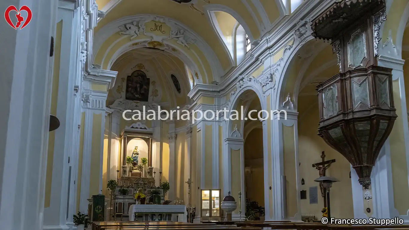 Area dell'Altare Maggiore con particolari dell'Arco di Trionfo e del Pulpito della Chiesa dell'Immacolata Concezione a Fagnano Castello (CS)