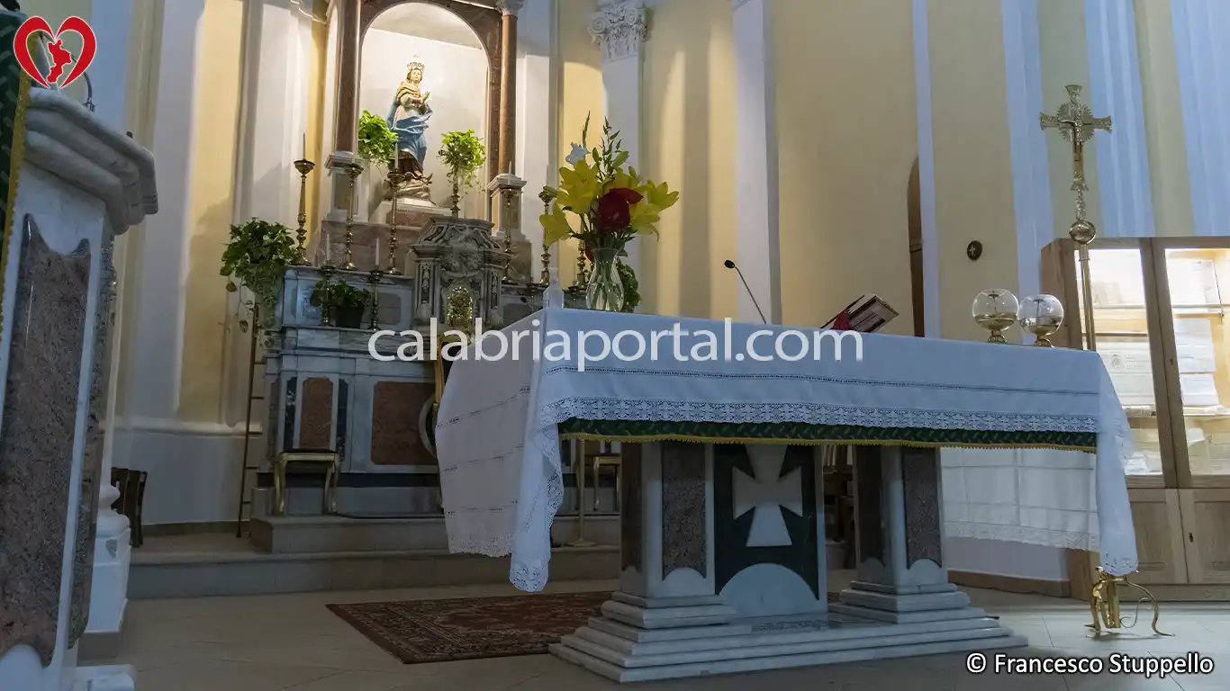 Altare Maggiore della Chiesa dell'Immacolata Concezione a Fagnano Castello (CS)