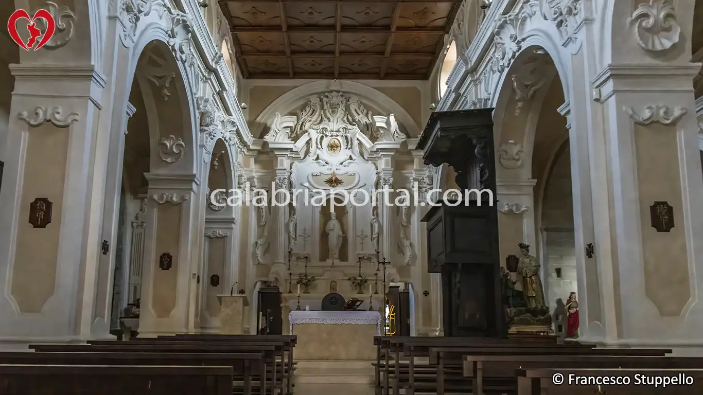 Navata Centrale della Chiesa di San Pietro a Fagnano Castello - Calabria Navata Centrale della Chiesa di San Pietro a Fagnano Castello - Calabria