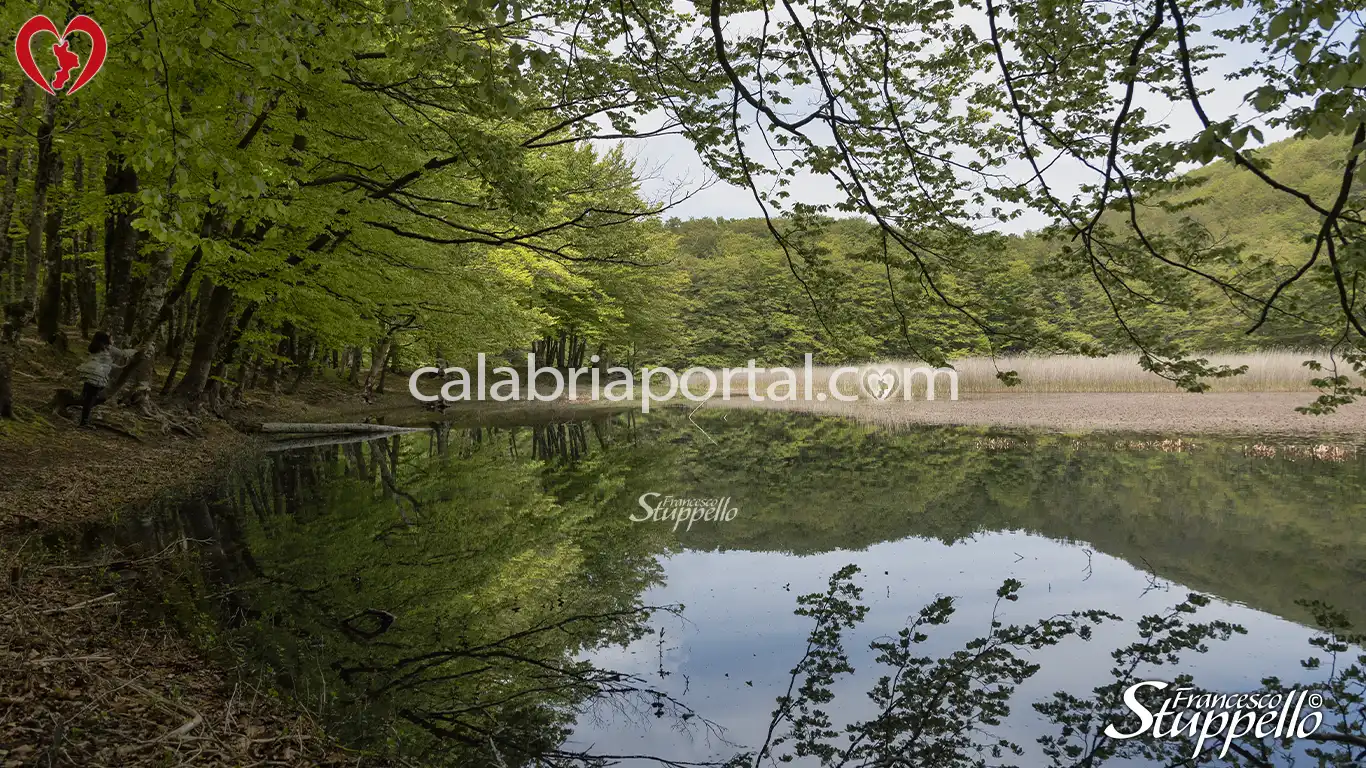 Scorcio primaverile del Lago dei Due Uomini a Fagnano Castello