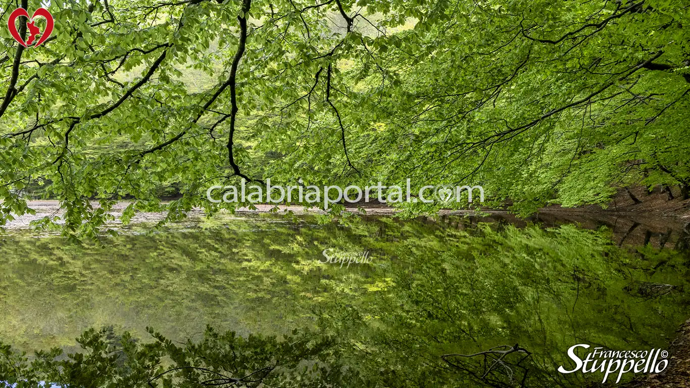 Scorcio primaverile del Lago dei Due Uomini a Fagnano Castello