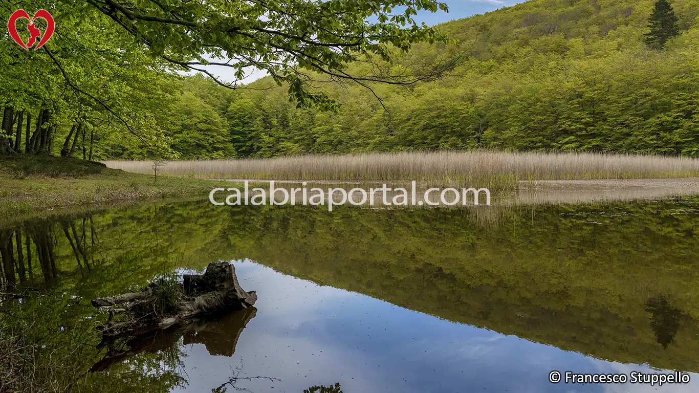 Il Lago dei Due Uomini a Fagnano Castello (CS) Il Lago dei Due Uomini a Fagnano Castello (CS)