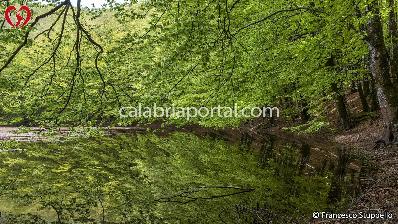 Il Lago dei Due Uomini a Fagnano Castello (CS) Il Lago dei Due Uomini a Fagnano Castello (CS)