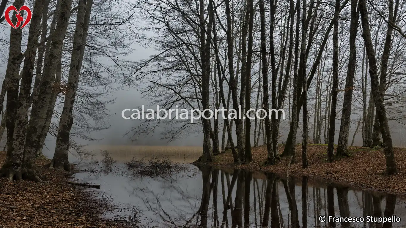 Il Lago dei Due Uomini a Fagnano Castello (CS) Il Lago dei Due Uomini a Fagnano Castello (CS)
