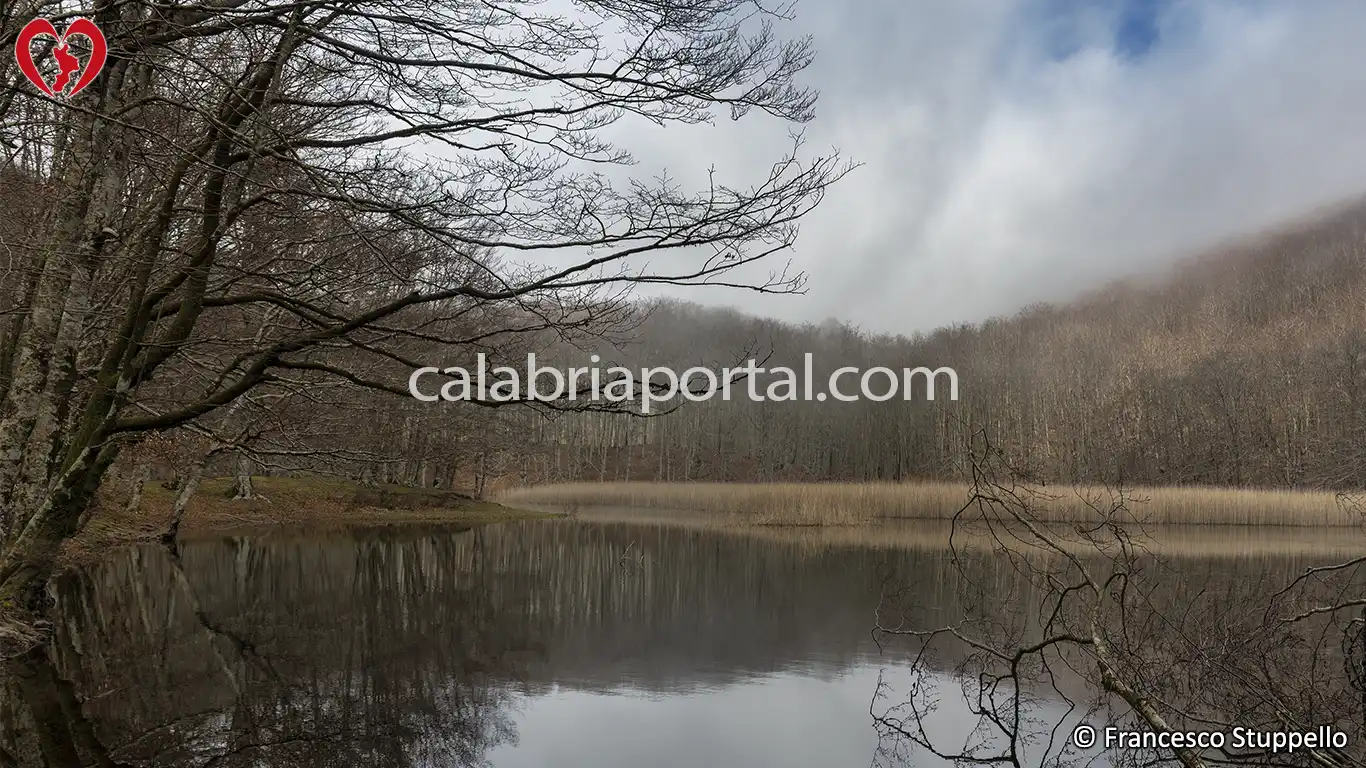 Il Lago dei Due Uomini a Fagnano Castello (CS) Il Lago dei Due Uomini a Fagnano Castello (CS)