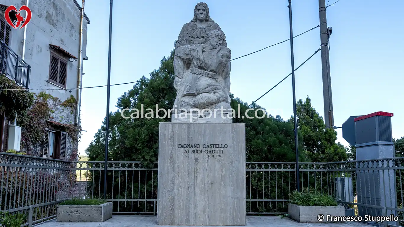 Monumento ai Caduti per la Patria di Fagnano Castello - Calabria Monumento ai Caduti per la Patria di Fagnano Castello - Calabria