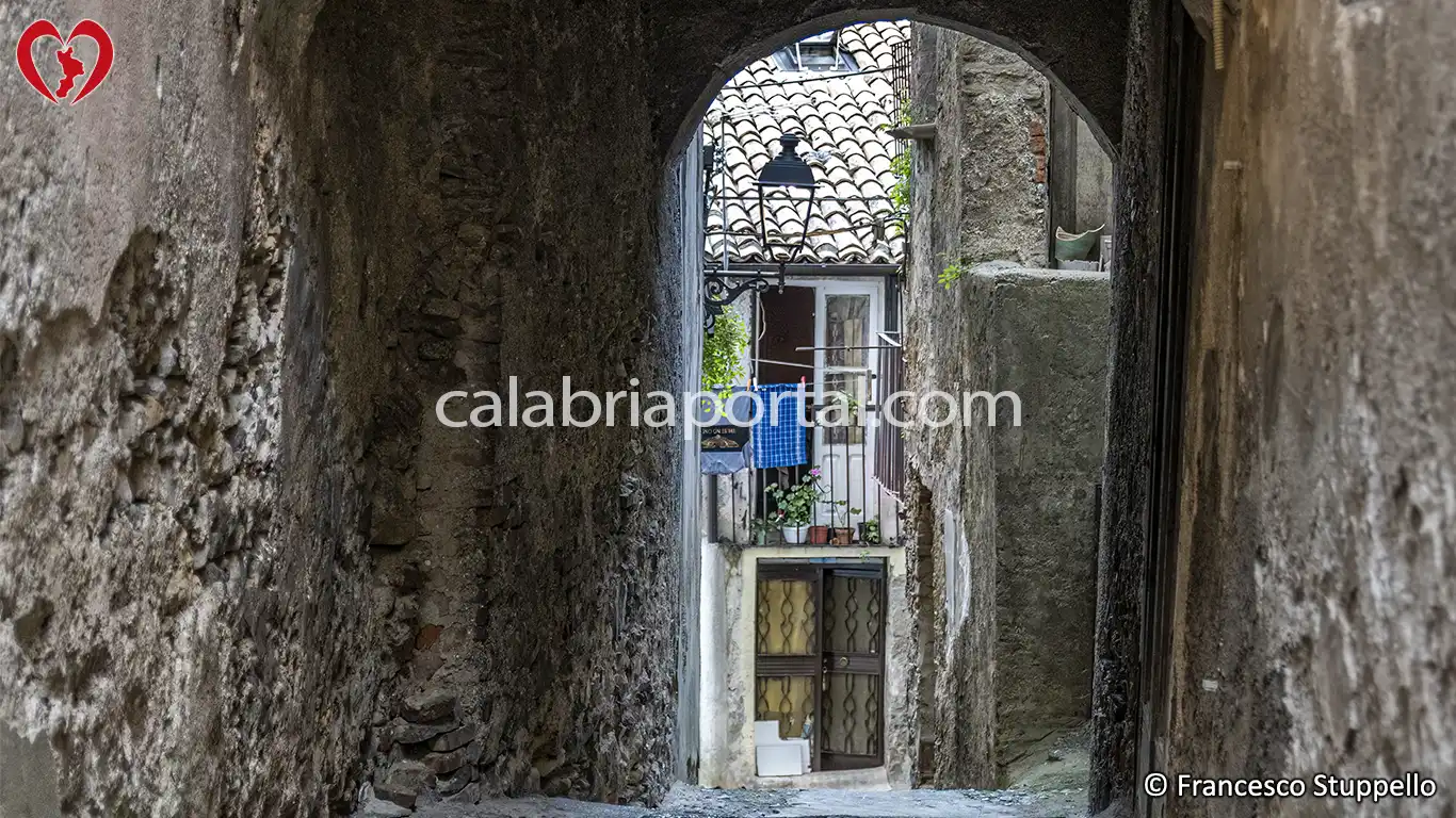 Scorcio del Centro Storico di Fagnano Castello - Calabria Scorcio del Centro Storico di Fagnano Castello - Calabria