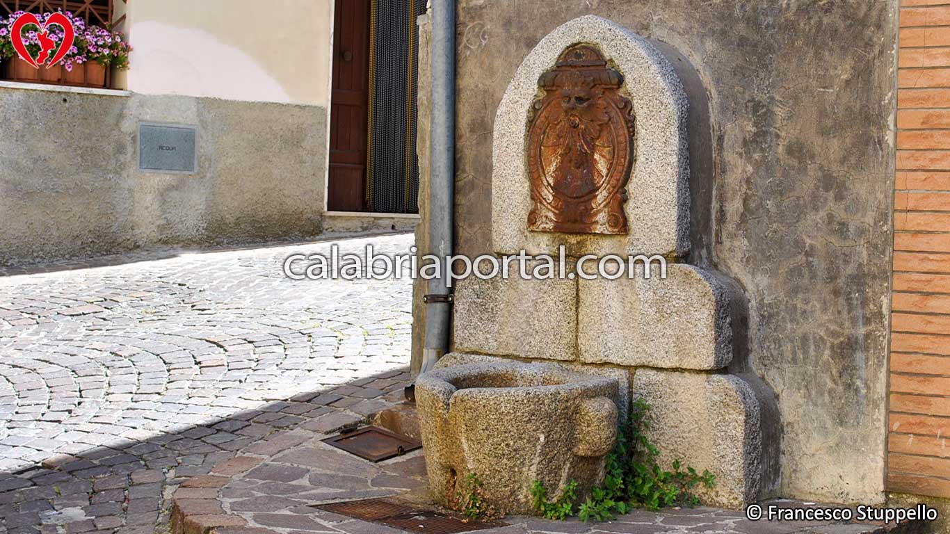 Fontana a Figline Vegliaturo (CS) Fontana a Figline Vegliaturo (CS)