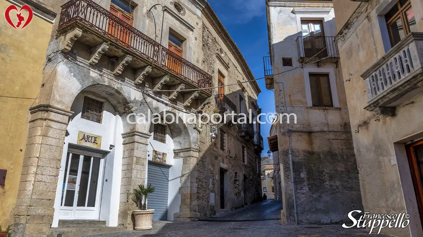 Scorcio del Centro Storico di Fiumefreddo Bruzio Scorcio del Centro Storico di Fiumefreddo Bruzio