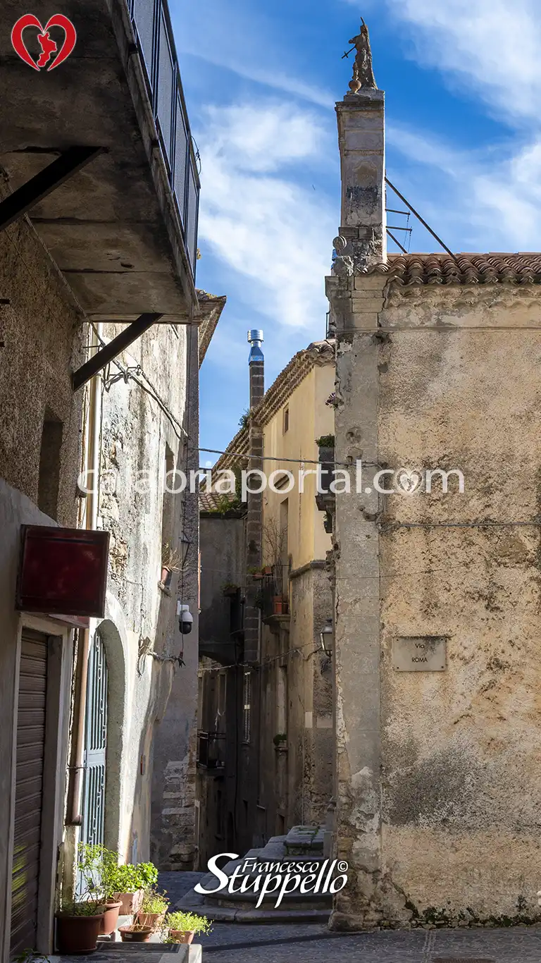 Scorcio di via G. Pascaletti a Fiumefreddo Bruzio Scorcio di via G. Pascaletti a Fiumefreddo Bruzio