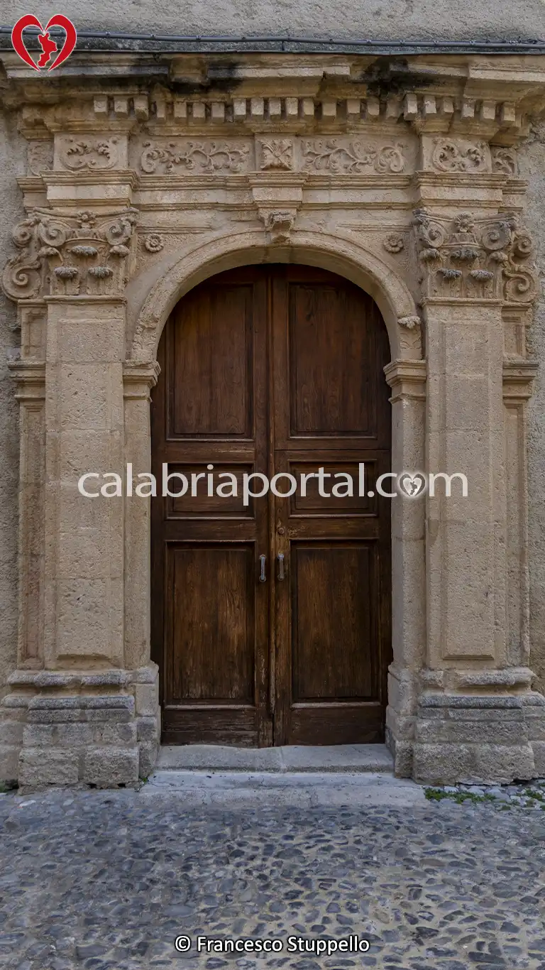 Portale dell'Ingresso Secondario della Chiesa Matrice di Fiumefreddo Bruzio