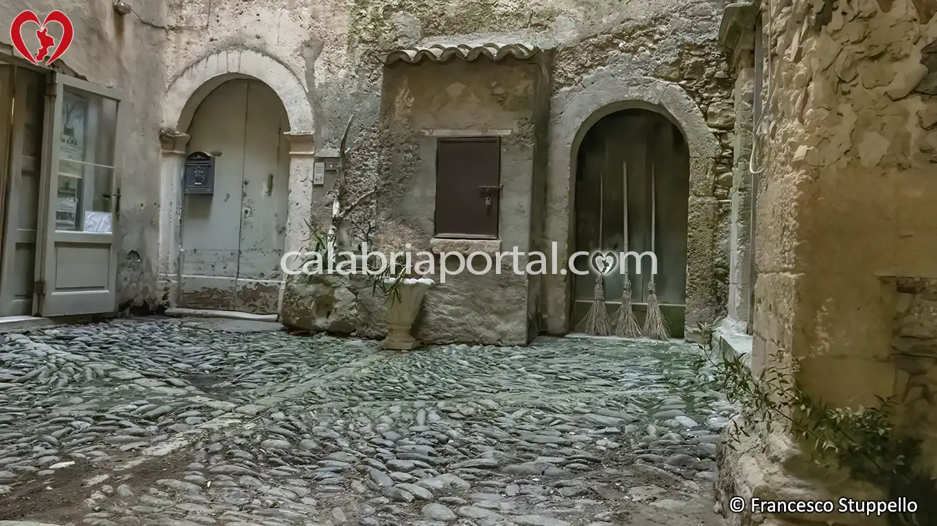 Corte Interna di Palazzo Pitellia a Fiumefreddo Bruzio Corte Interna di Palazzo Pitellia a Fiumefreddo Bruzio
