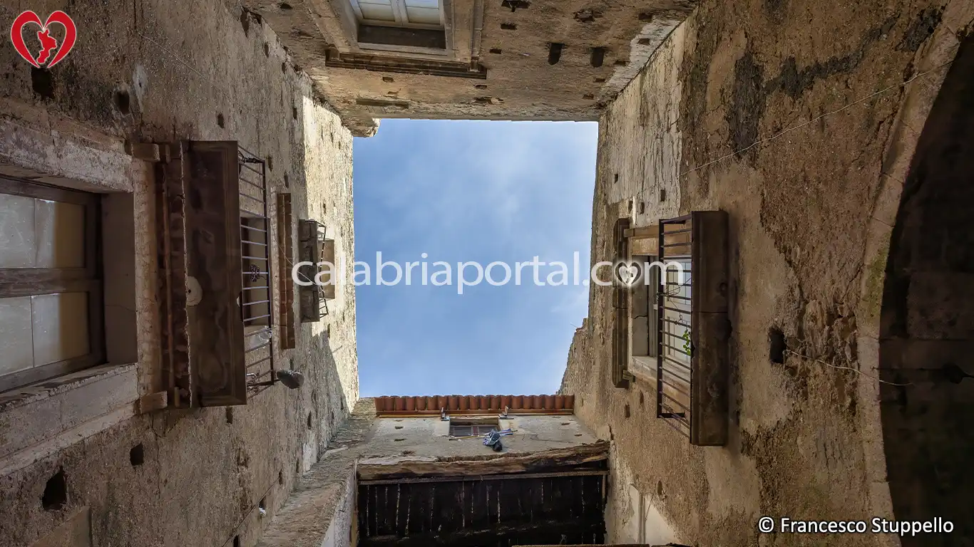 Scorcio della Corte Interna di Palazzo Pitellia a Fiumefreddo Bruzio Scorcio della Corte Interna di Palazzo Pitellia a Fiumefreddo Bruzio