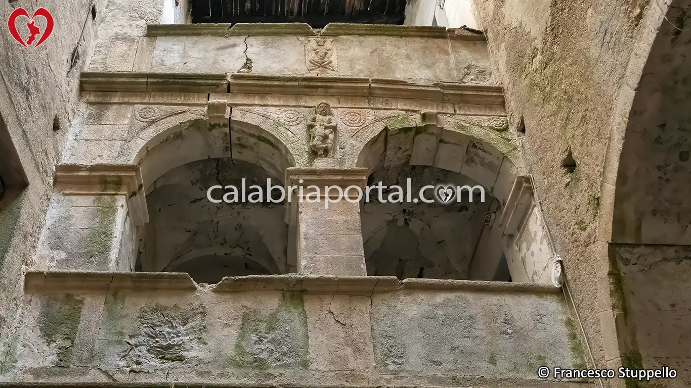 Piccolo Loggiato che affaccia sulla Corte Interna di Palazzo Pitellia a Fiumefreddo Bruzio Piccolo Loggiato che affaccia sulla Corte Interna di Palazzo Pitellia a Fiumefreddo Bruzio