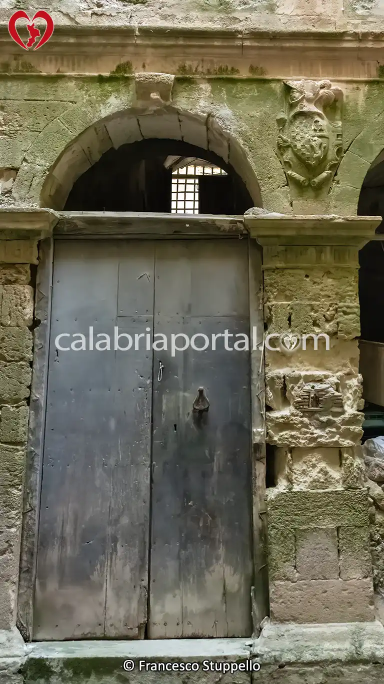 Uno dei portali che affaccia sulla Corte Interna di Palazzo Pitellia