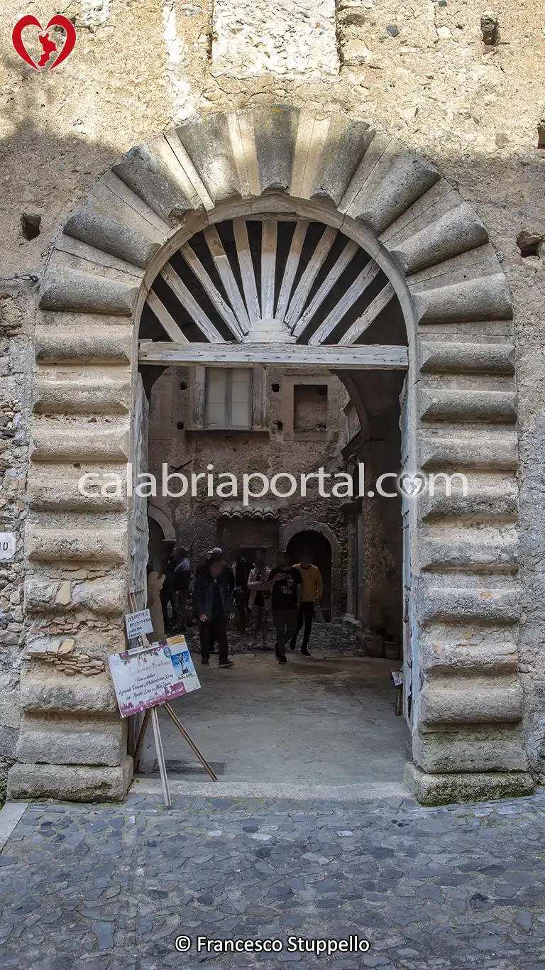 Portale d'Ingresso di Palazzo Pitellia a Fiumefreddo Bruzio Portale d'Ingresso di Palazzo Pitellia a Fiumefreddo Bruzio