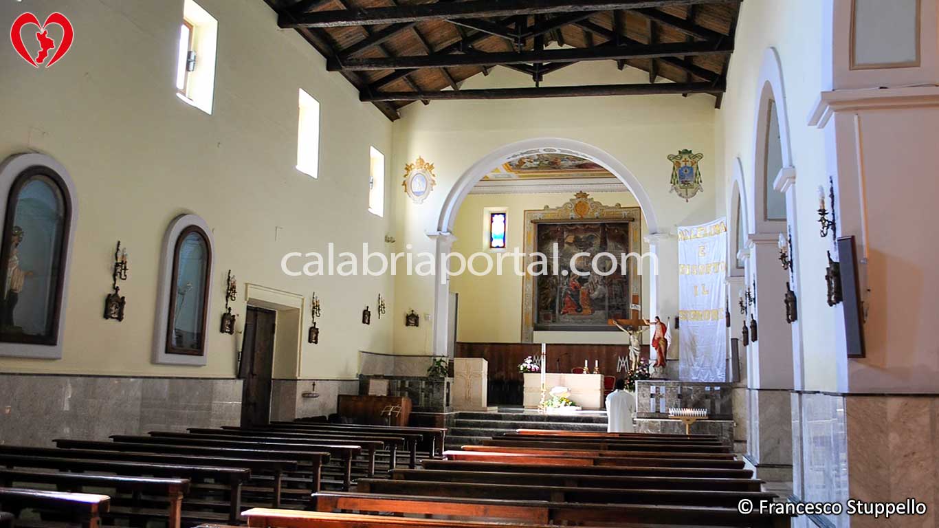 Navata della Chiesa dell'Annunciazione del Signore a Francavilla Marittima (CS) Navata della Chiesa dell'Annunciazione del Signore a Francavilla Marittima (CS)