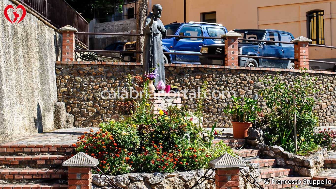 Monumento a San Pio a Francavilla Marittima (CS) Monumento a San Pio a Francavilla Marittima (CS)