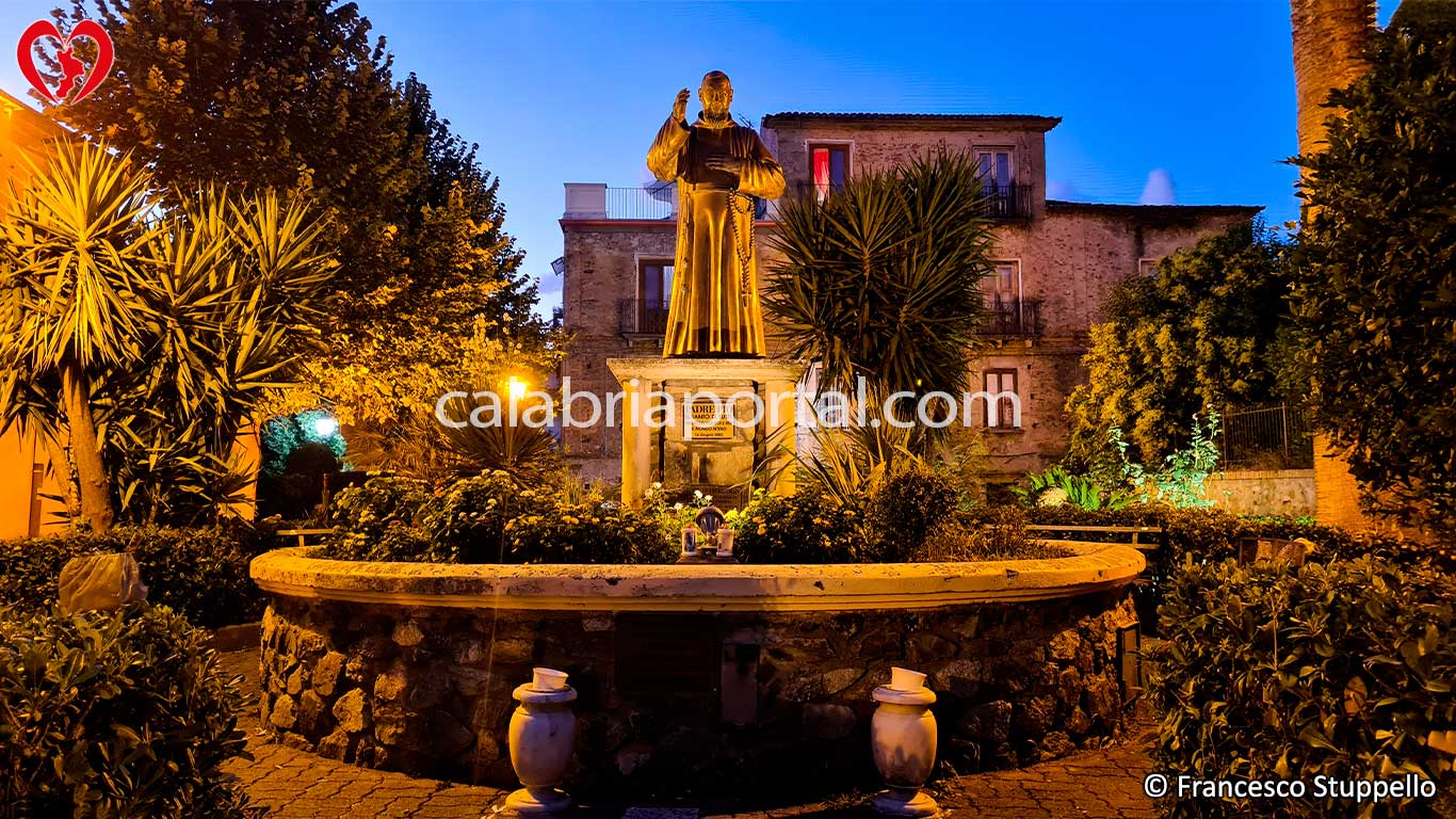 Monumento a San Pio da Pietrelcina a Fuscaldo Marina (CS) Monumento a San Pio da Pietrelcina a Fuscaldo Marina (CS)