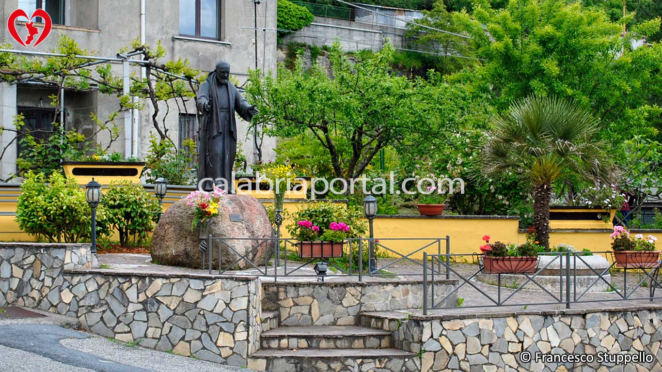 Monumento a San Pio a Grimaldi (CS) Monumento a San Pio a Grimaldi (CS)