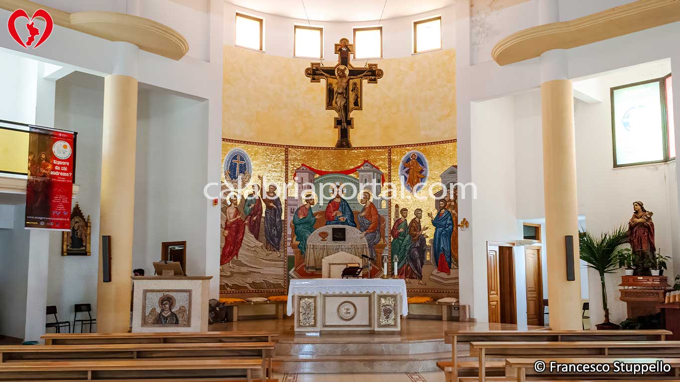 Navata della Chiesa di Santa Maria Goretti a Guardia Piemontese Marina Navata della Chiesa di Santa Maria Goretti a Guardia Piemontese Marina