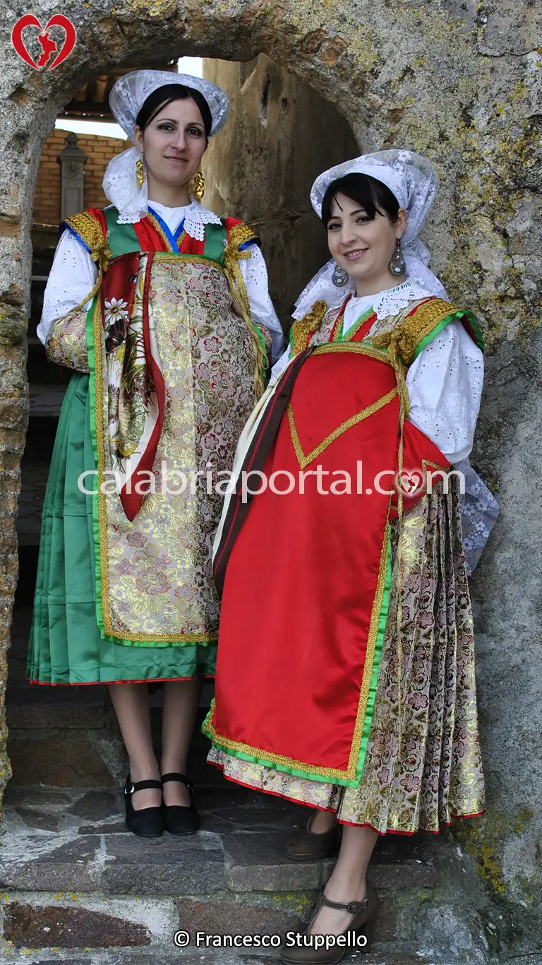Scorcio di Guardia Piemontese con Ragazze in Costume Occitano