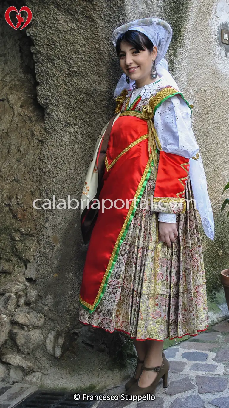 Scorcio di Guardia Piemontese con Ragazza in Costume Occitano