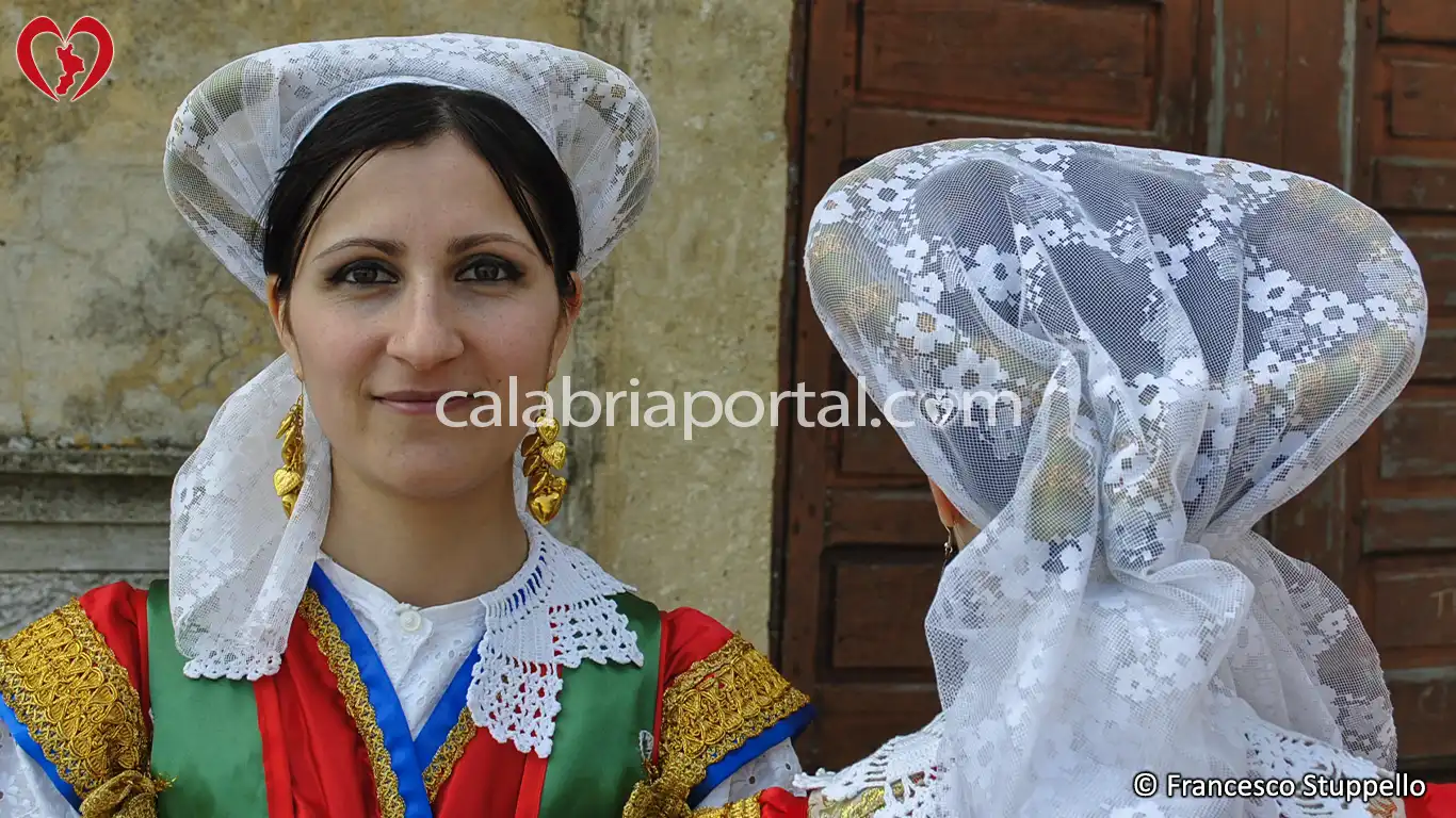Ragazze Guardiole con il Pënalh del Costume Tradizionale Occitano