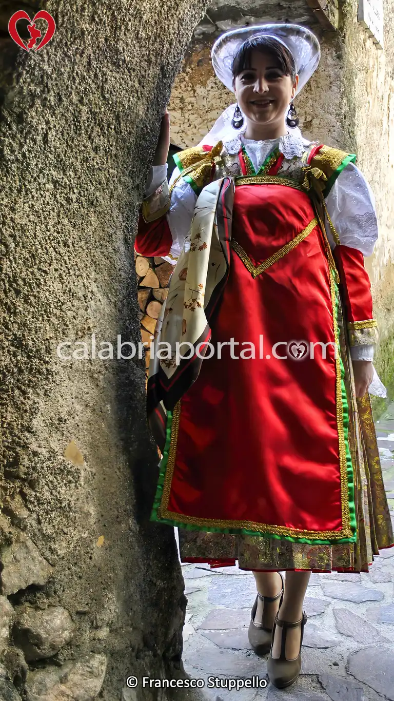 Scorcio di Guardia Piemontese con Ragazza in Costume Occitano