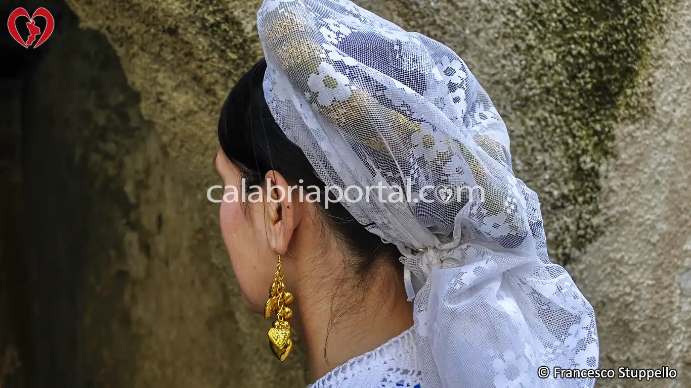 Ragazza Guardiola con il Pënalh del Costume Tradizionale Occitano