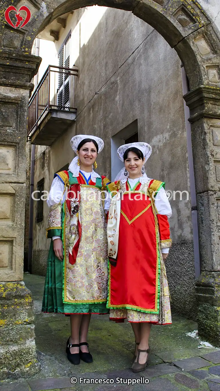 Scorcio di Guardia Piemontese con Ragazze in Costume Occitano