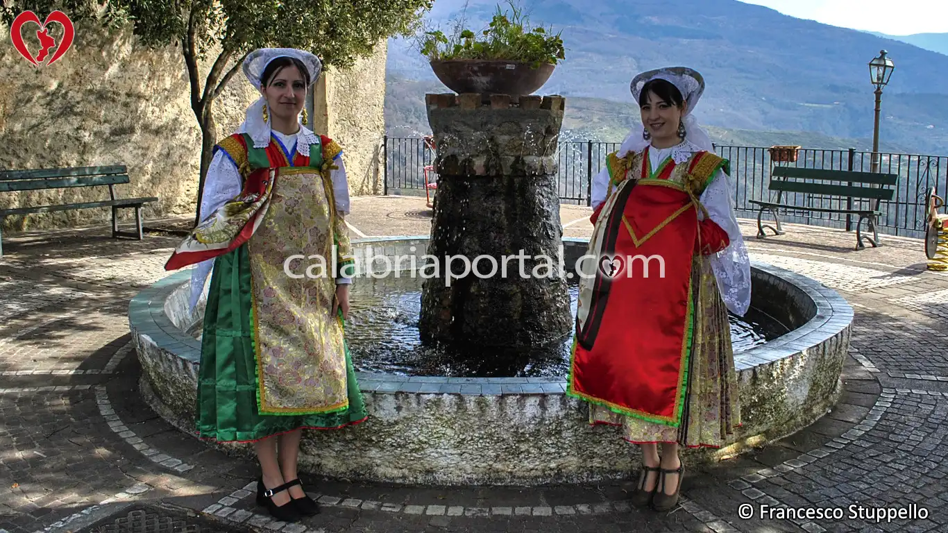 Scorcio di Guardia Piemontese con Ragazze in Costume Occitano