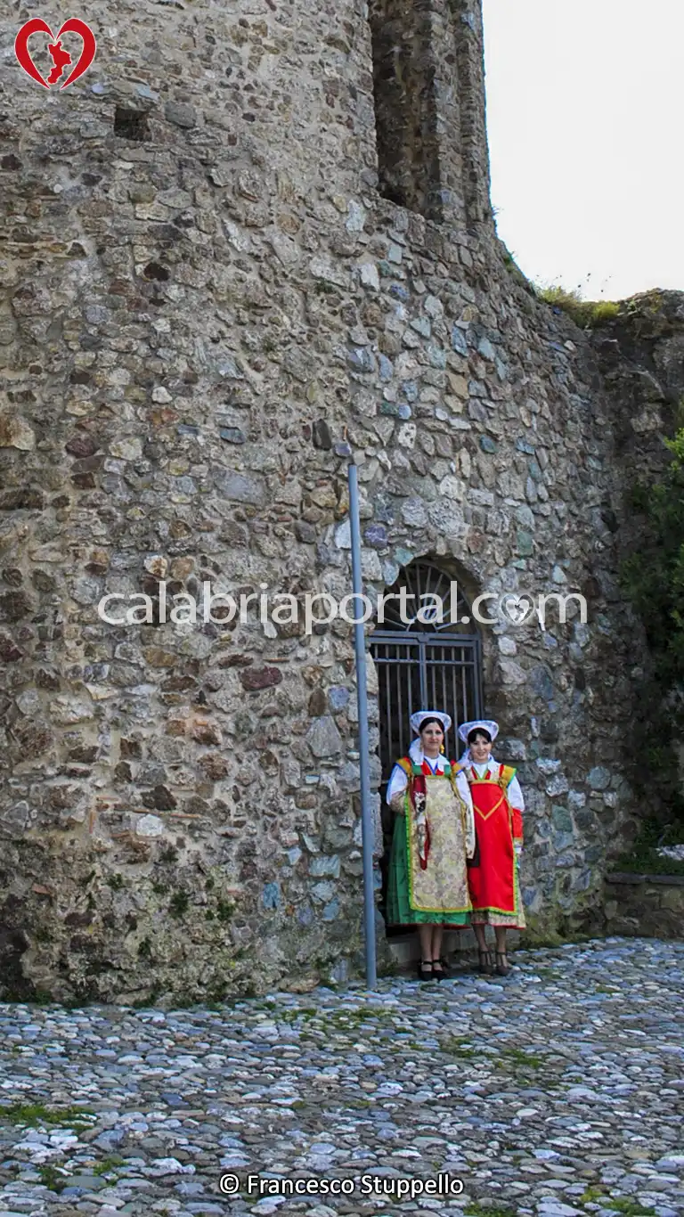 Ragazze in Costume Occitano presso la Torre di Guardia Piemontese