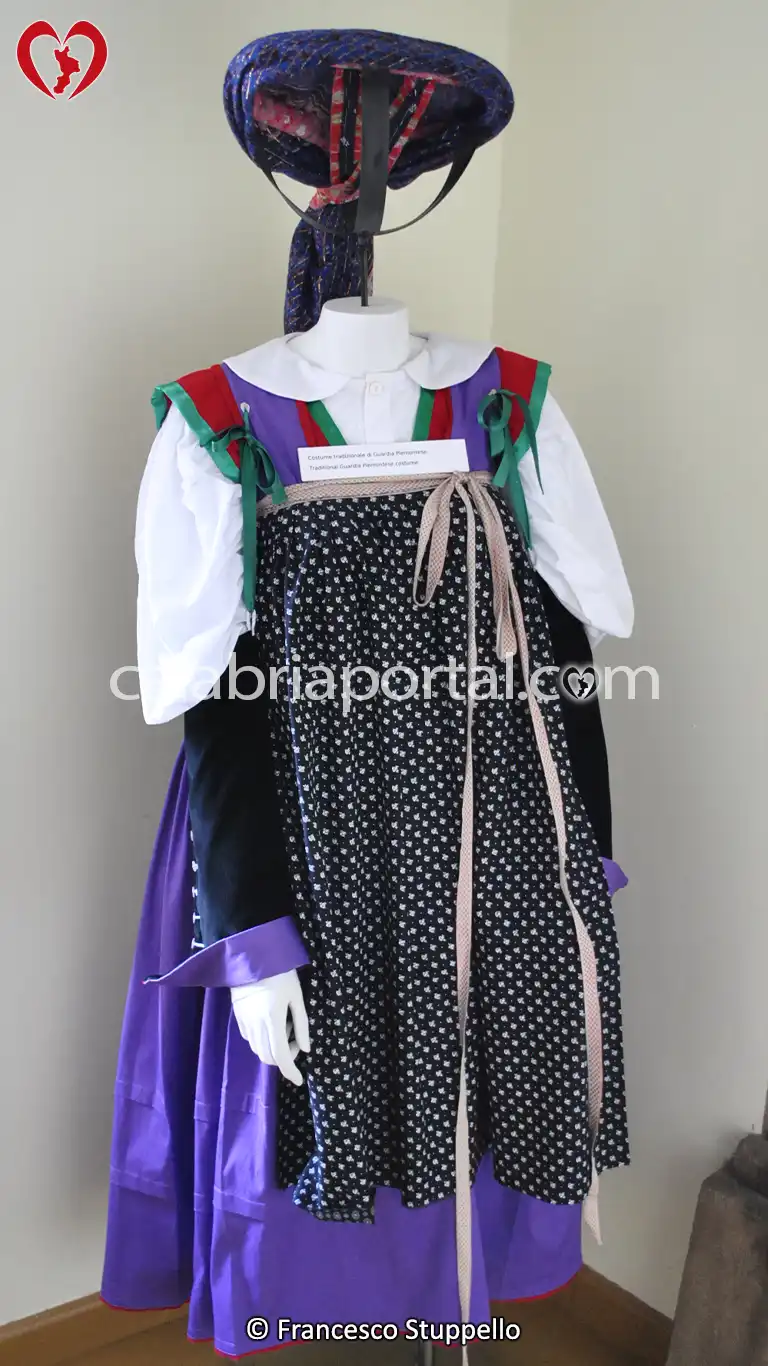 Costume Storico Valdese esposto al Museo Valdese di Guardia Piemontese