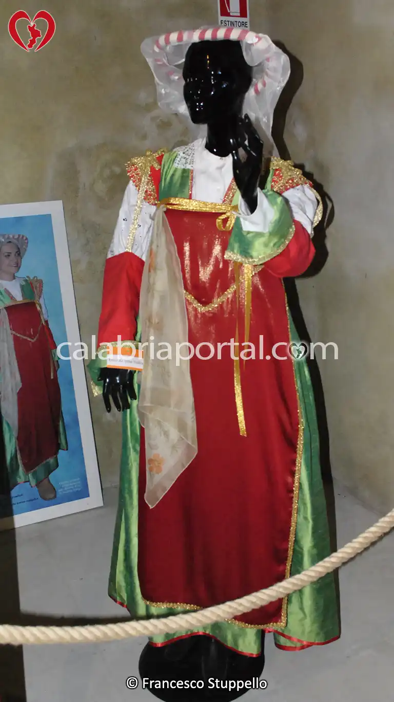 Costume Storico Guardiolo esposto al Museo Scipione Lentolo di San Sisto dei Valdesi