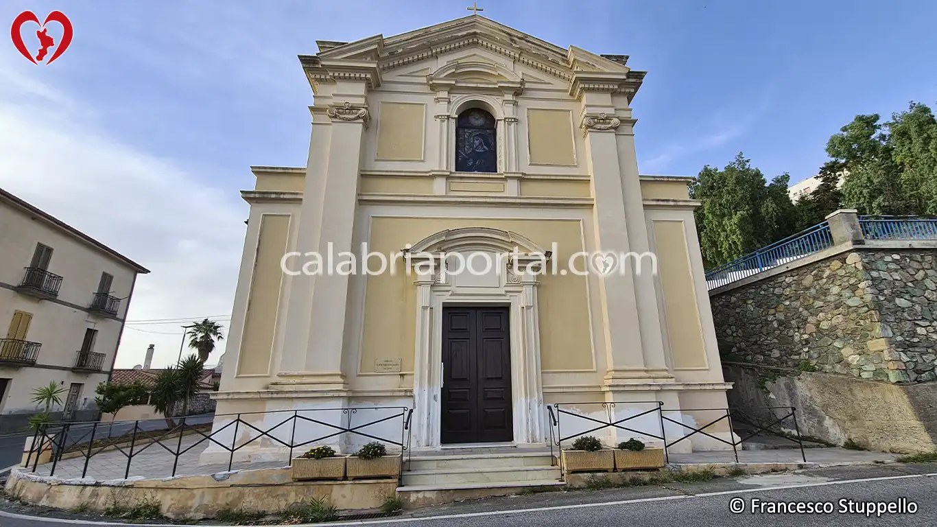 Facciata della Chiesa di Santa Teresa in Fiamme