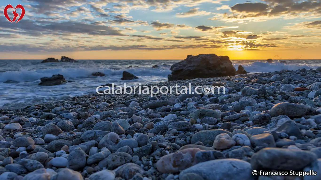 Spiaggia e Scogli delle Sirene a Intavolata (CS) Spiaggia e Scogli delle Sirene a Intavolata (CS)