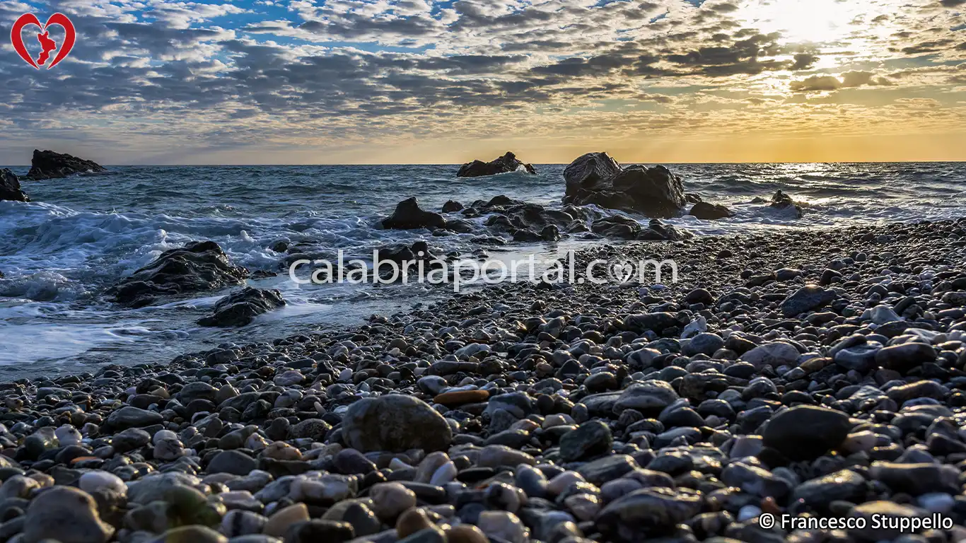 Spiaggia e Scogli delle Sirene a Intavolata (CS) Spiaggia e Scogli delle Sirene a Intavolata (CS)